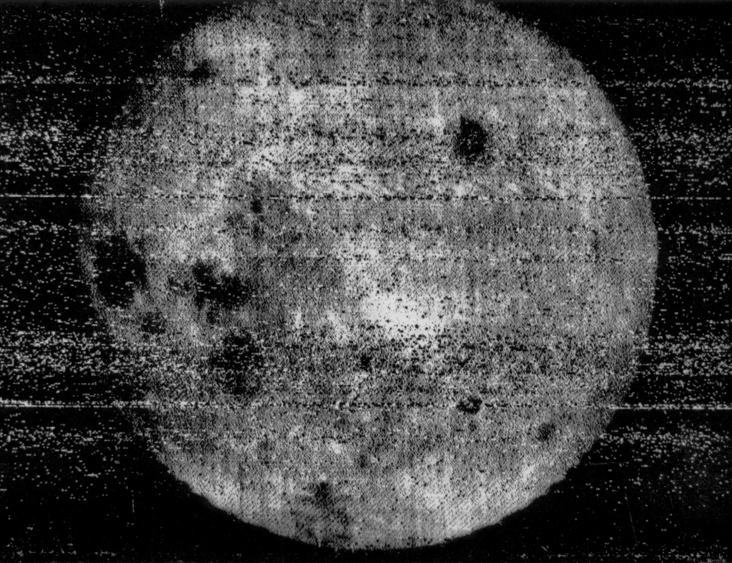 Odvrátená strana Mesiaca zachytená sondou Luna 3, 7. októbra 1959. Public domain / Wikimedia Commons.