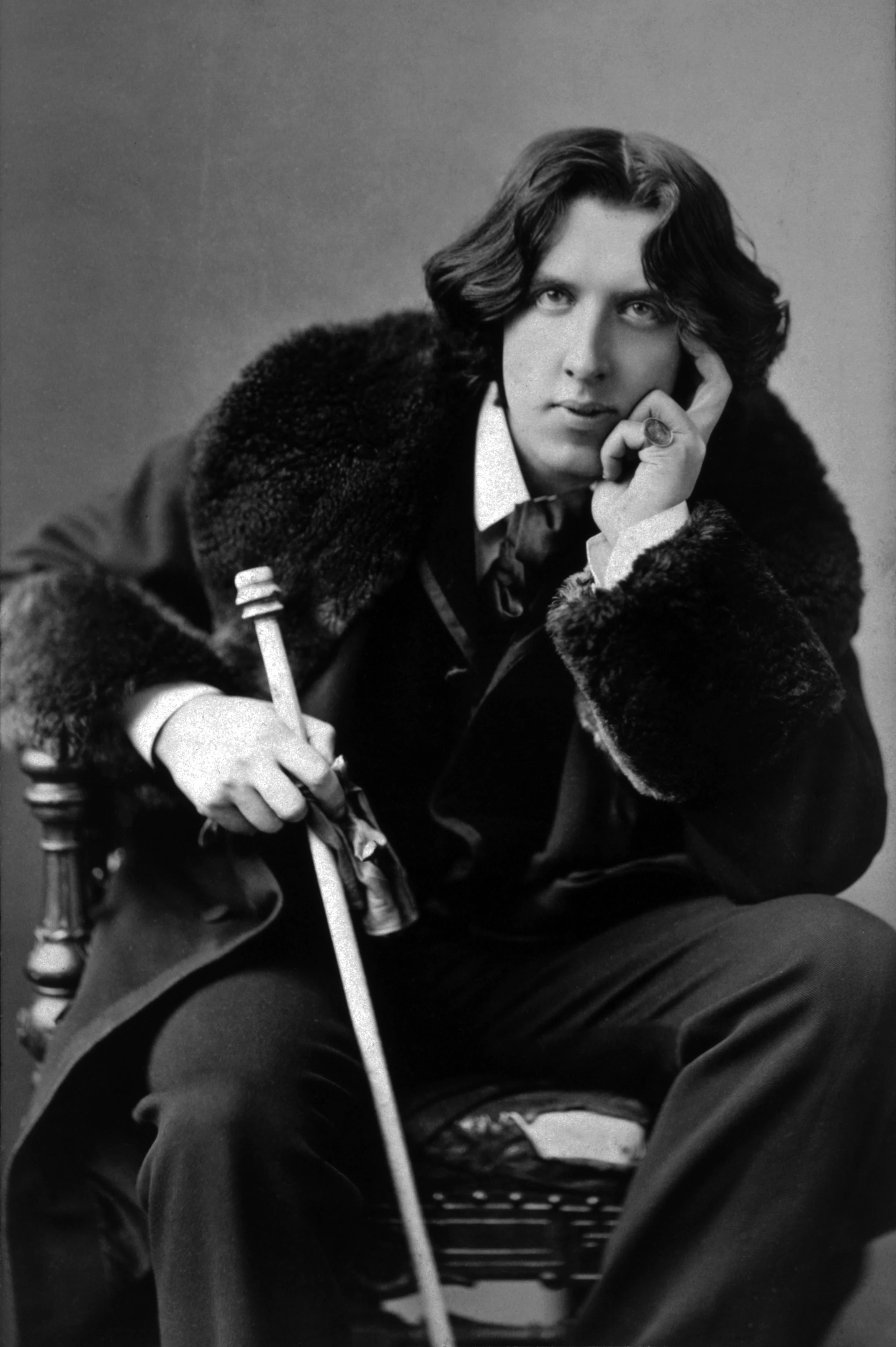 Oscar Wilde, 1882. Photograph by Napoleon Sarony. Public Domain / Wikimedia Commons.